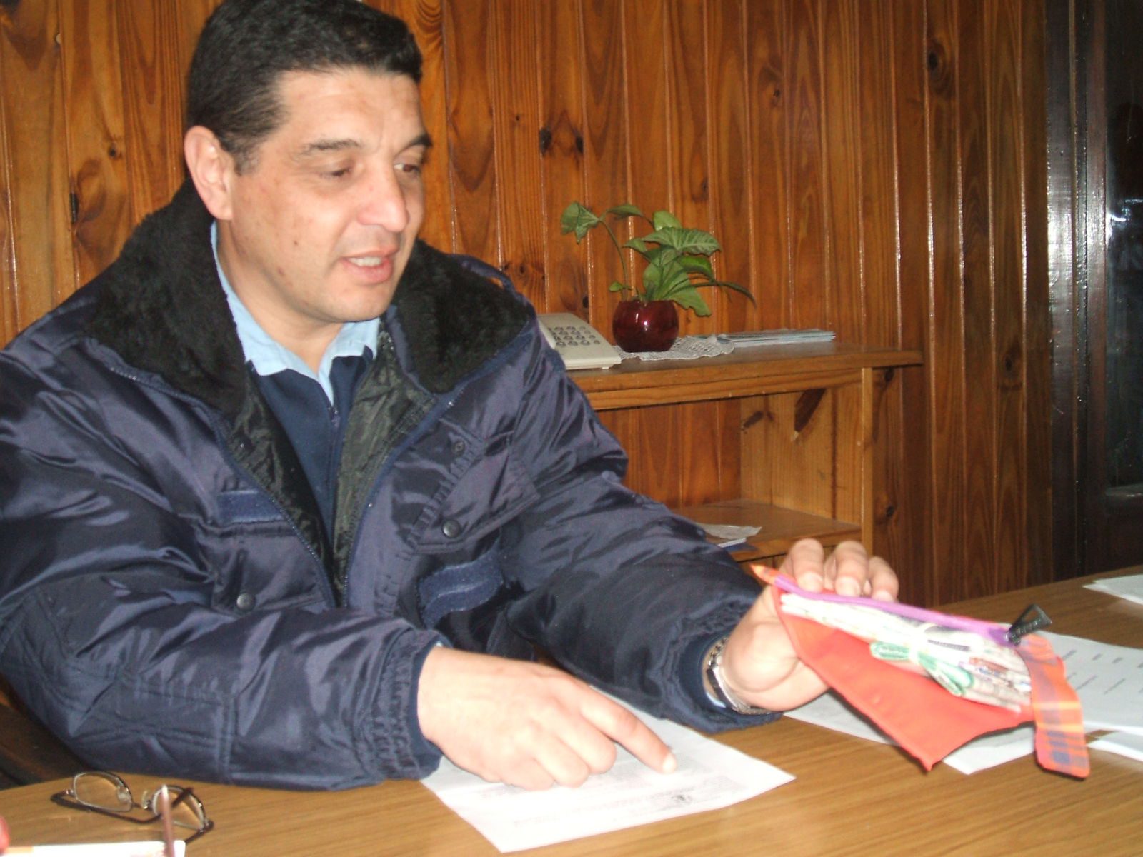 El comisario Molina muestra la billetera que entregaron a una de las perjudicadas