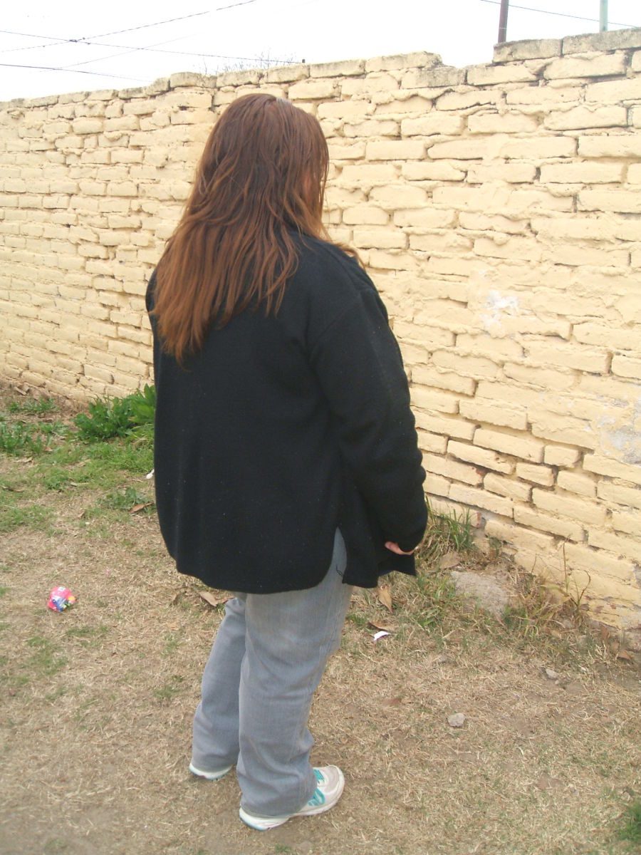 la madre de la joven oculta el rostro por miedo 1 - Diario Resumen de la región