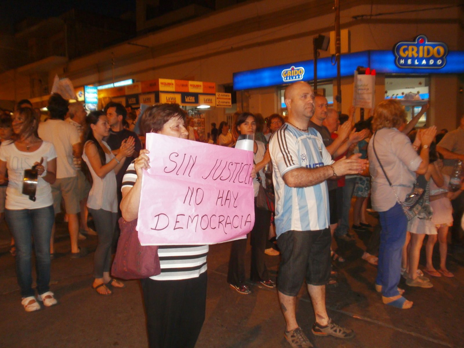 cacerolazo en alta gracia 1 - Diario Resumen de la región