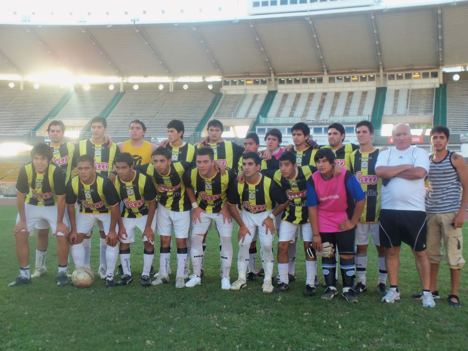 Deportivo Norte posa en el escenario mayor del fútbol cordobés.