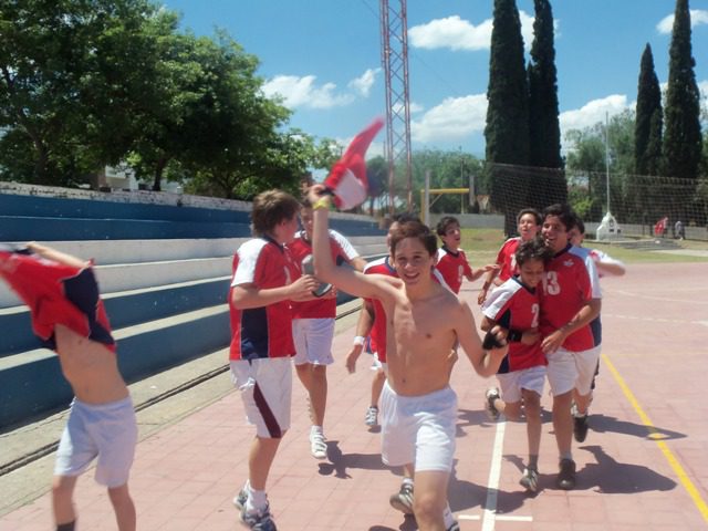 La categoría Menores dando la vuelta olímpica en el Parque Infantil
