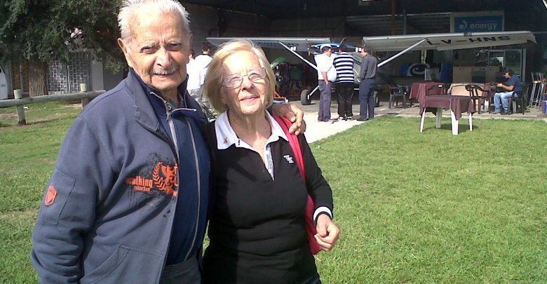 A los 92 años, el paracaidista Carlos Beltrán saltó en Alta Gracia
