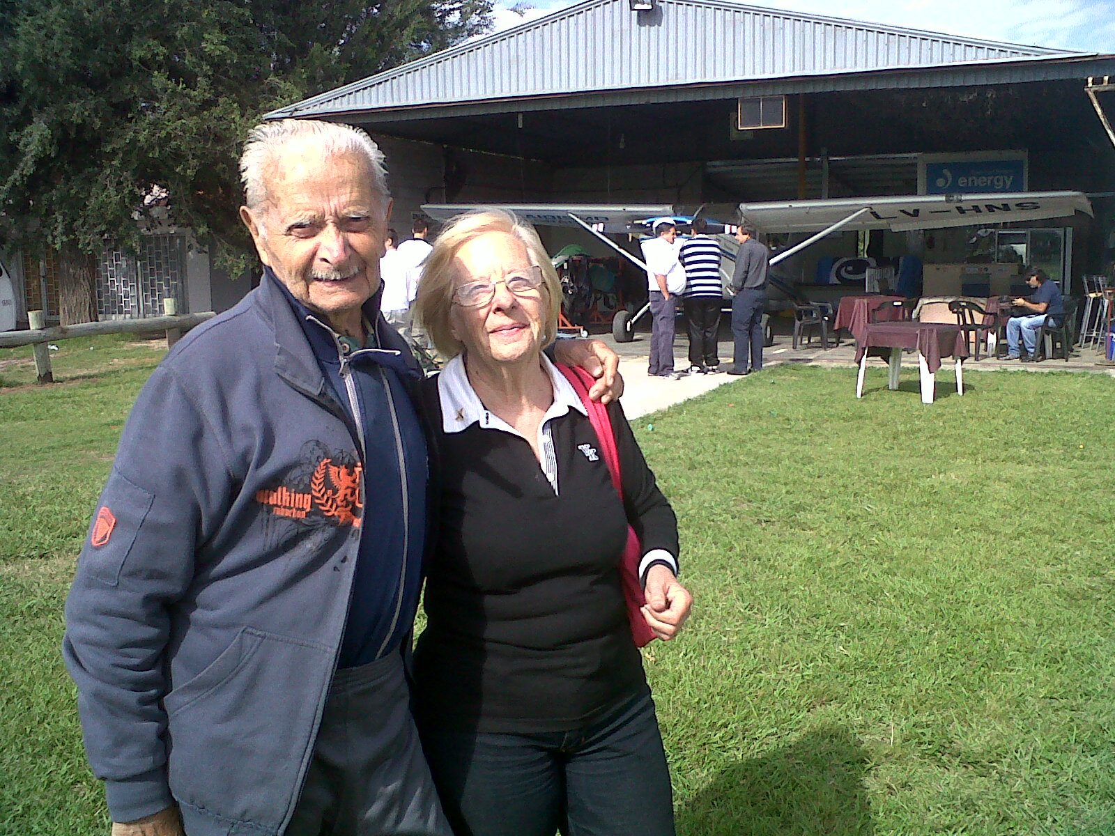 A los 92 años, el paracaidista Carlos Beltrán saltó en Alta Gracia