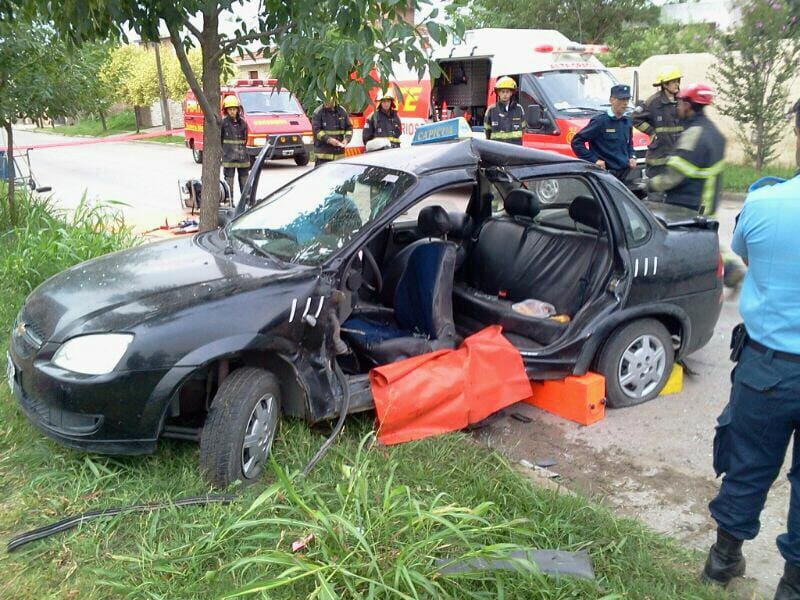 bomberos debio romper la puerta para retirar el chofer del remis 1 - Diario Resumen de la región