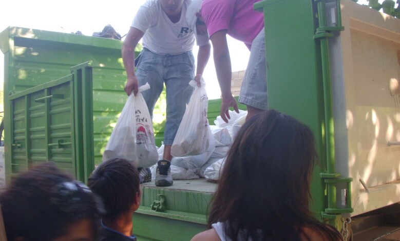 se entregaron los bolsones al movimiento barrios de pie 1 - Diario Resumen de la región