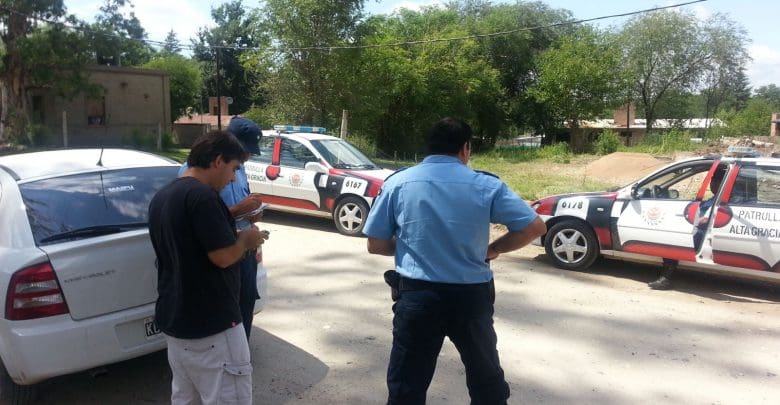 roberto urreta se presento en el lugar con dos moviles policiales 1 - Diario Resumen de la región