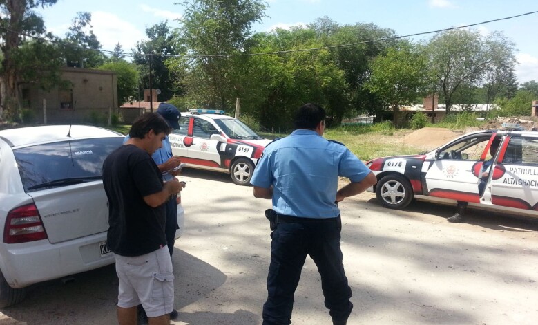 roberto urreta se presento en el lugar con dos moviles policiales 1 - Diario Resumen de la región