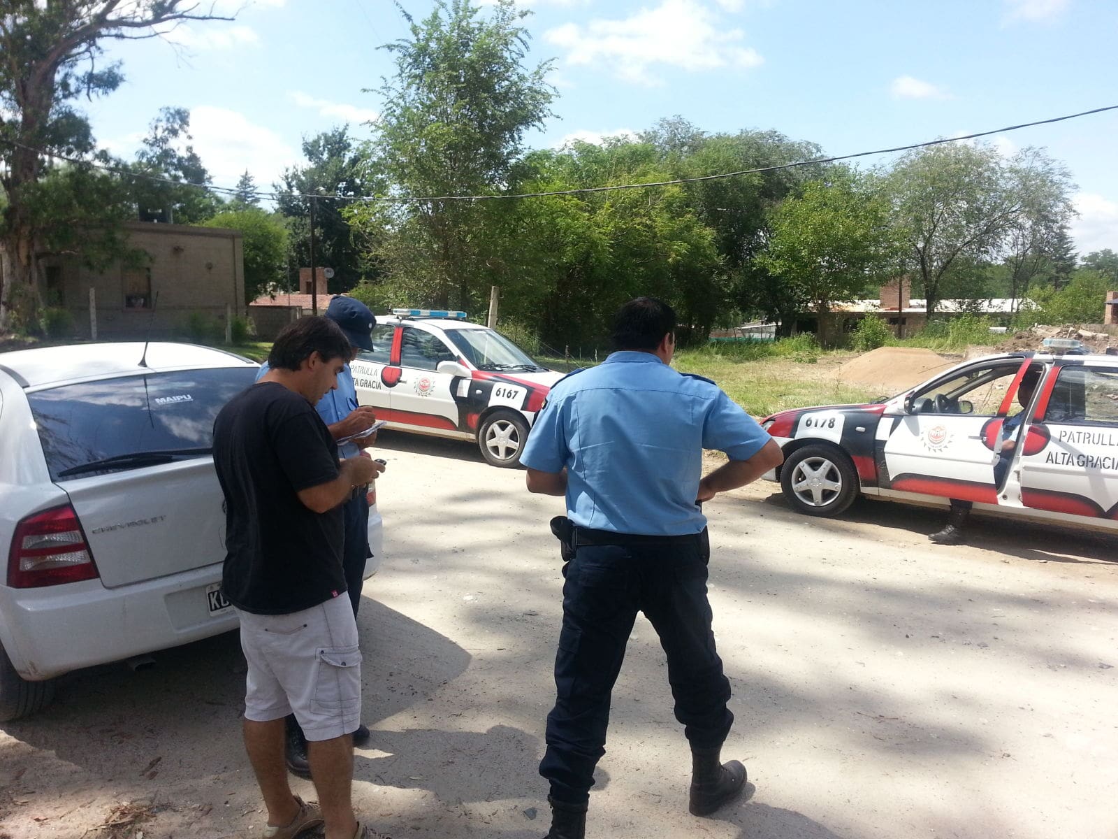 roberto urreta se presento en el lugar con dos moviles policiales 1 - Diario Resumen de la región