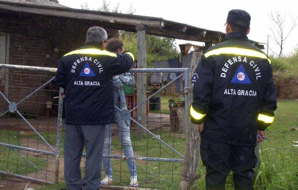 Defensa Civil realiza un relevamiento para concientizar a los vecinos sobre el peligro del dengue