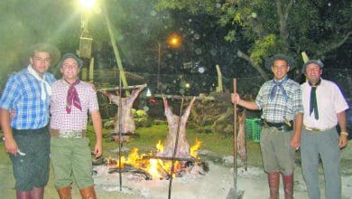 El chivito a la cruz, una delicia en la carpa de Argentina