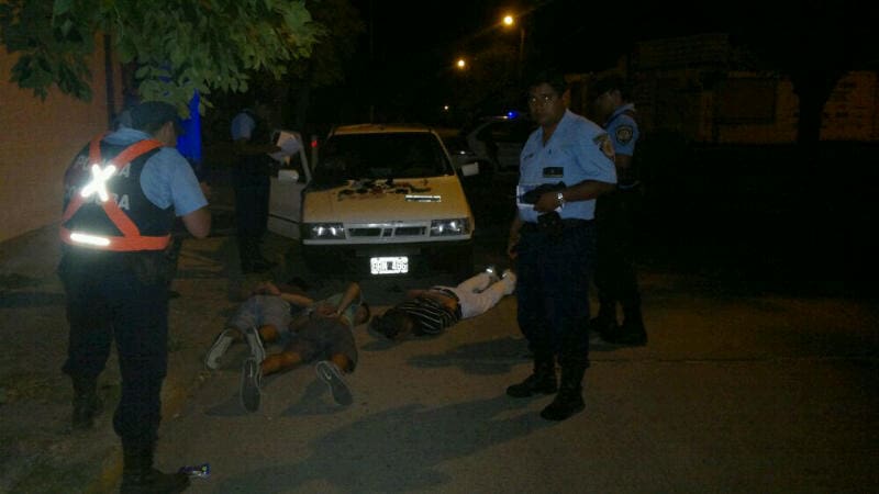 los tres sujetos fueron detenidos en la via publica 1 - Diario Resumen de la región