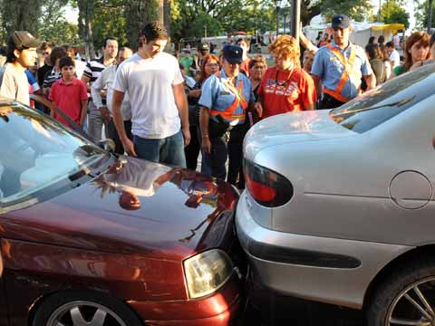 Choque, discusión y demora en el tránsito frente a la Municipalidad