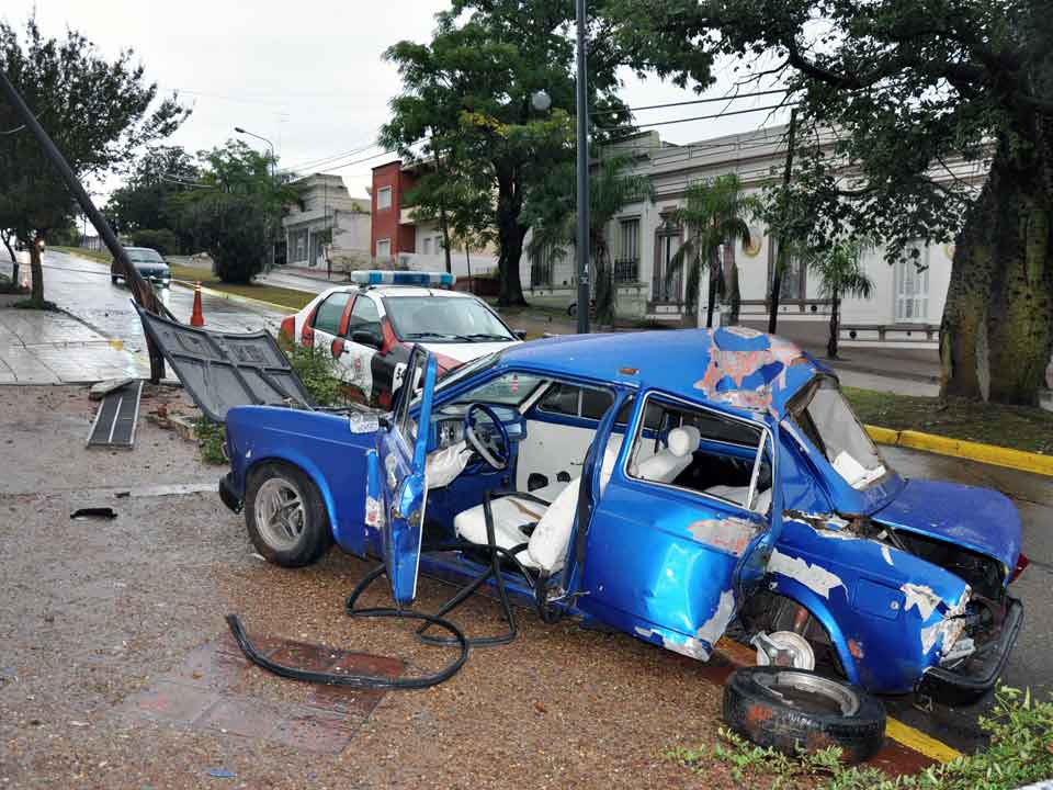 El auto quedó literalmente “incrustado” en la vereda