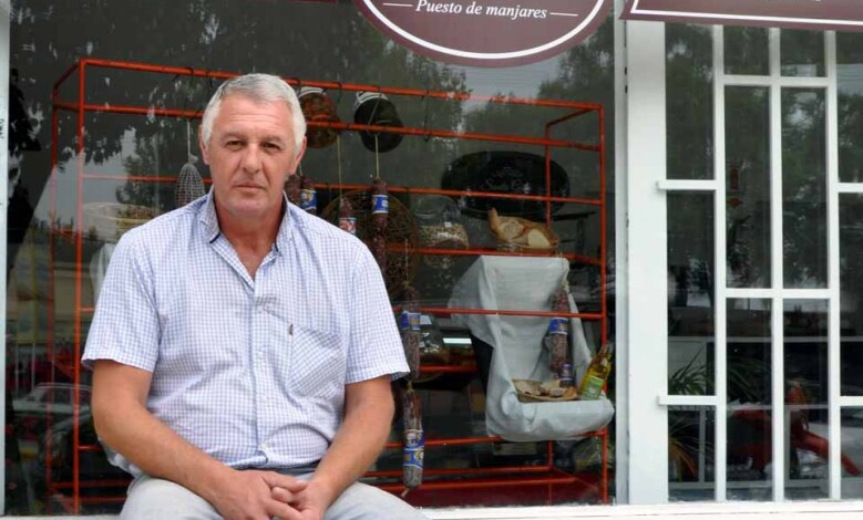 Mario Bonfigli frente a su nuevo emprendimiento, "Santa Gula"