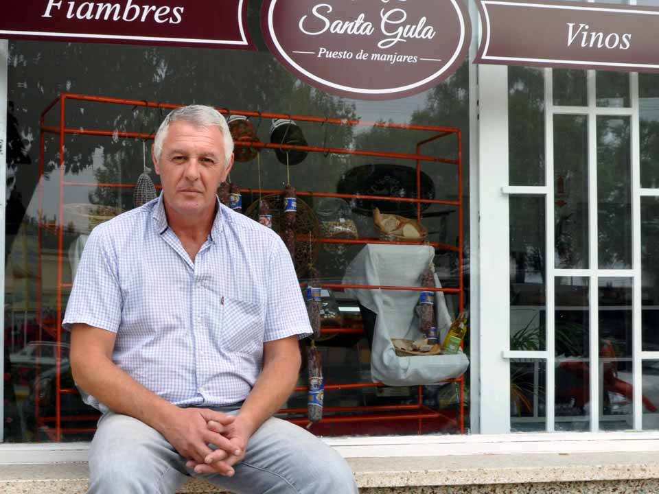 Mario Bonfigli frente a su nuevo emprendimiento, "Santa Gula"