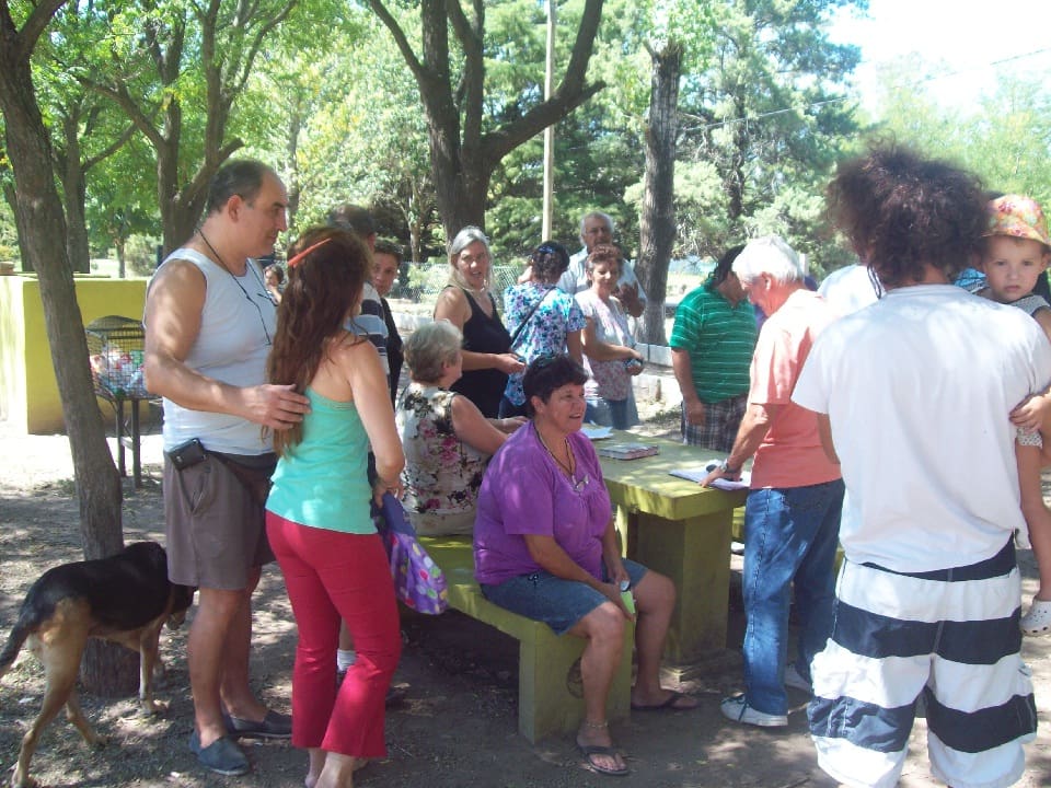 Vecinos de Dique Chico reunidos en la plaza de la comuna