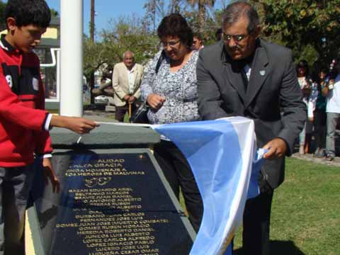 Se descubrió una placa con los nombres de los héroes locales