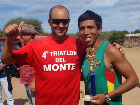 Mauricio Testoni junto al ganador del Triatlón del Monte 2013