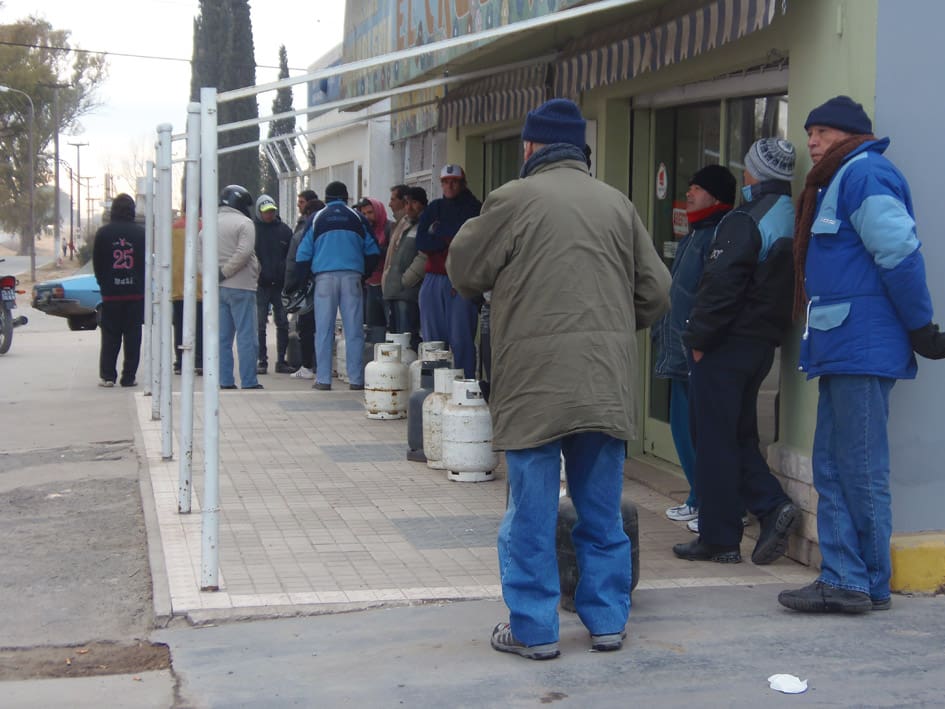 bajo el frio y durante largas horas la gente aguarda la llegada del camion con las garrafas 1 - Diario Resumen de la región