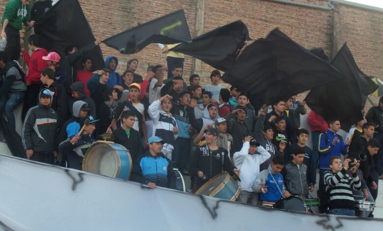 la hinchada del depo alentando a su gente 1 - Diario Resumen de la región