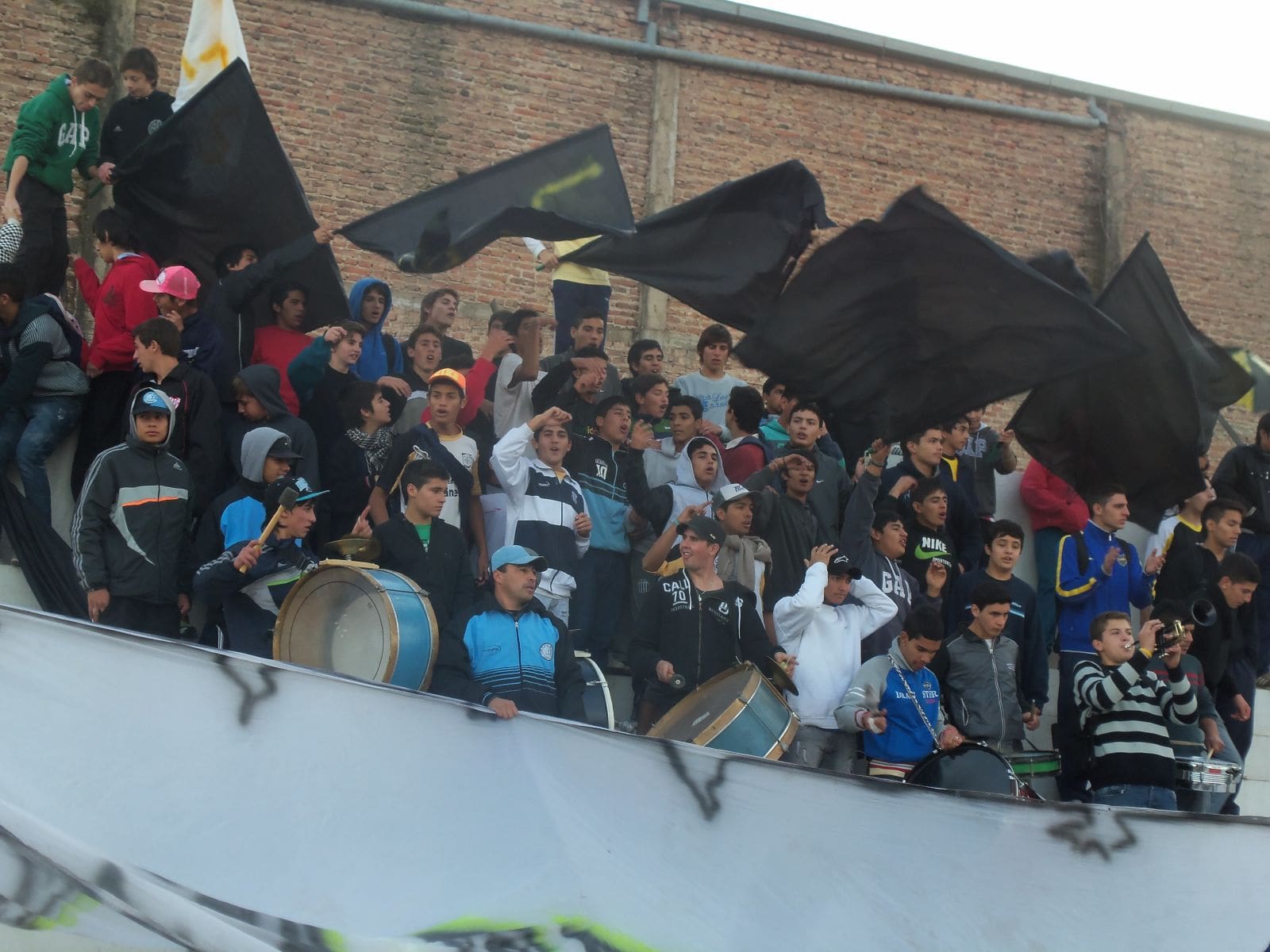 la hinchada del depo alentando a su gente 1 - Diario Resumen de la región