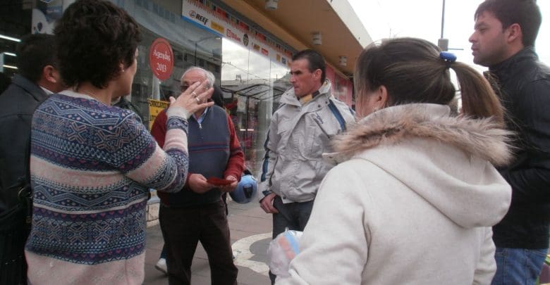 comerciantes reunidos y en desacuerdo con el nuevo plan de reordenamiento 1 - Diario Resumen de la región