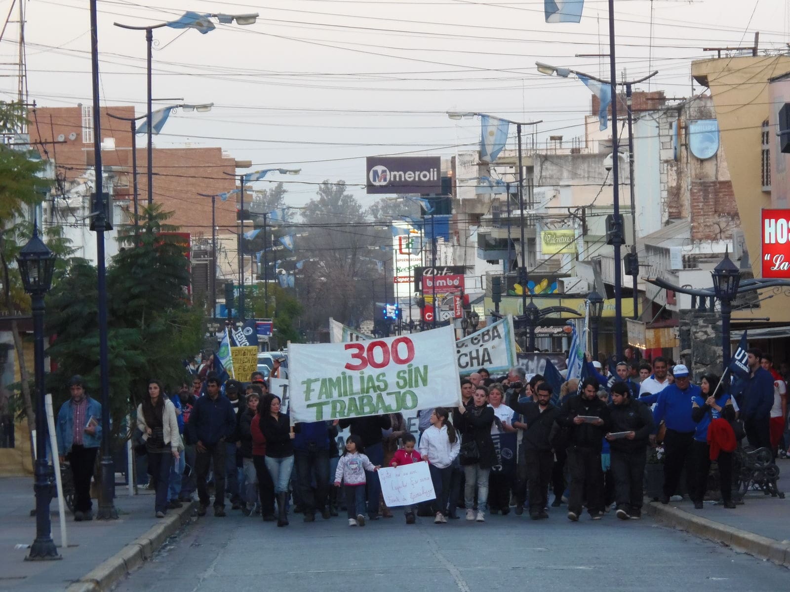 manifestacion de los empleados del country potrerillo de larreta 1 - Diario Resumen de la región