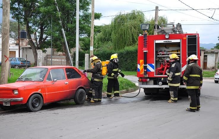 AUTO QUEMADO 1 - Diario Resumen de la región