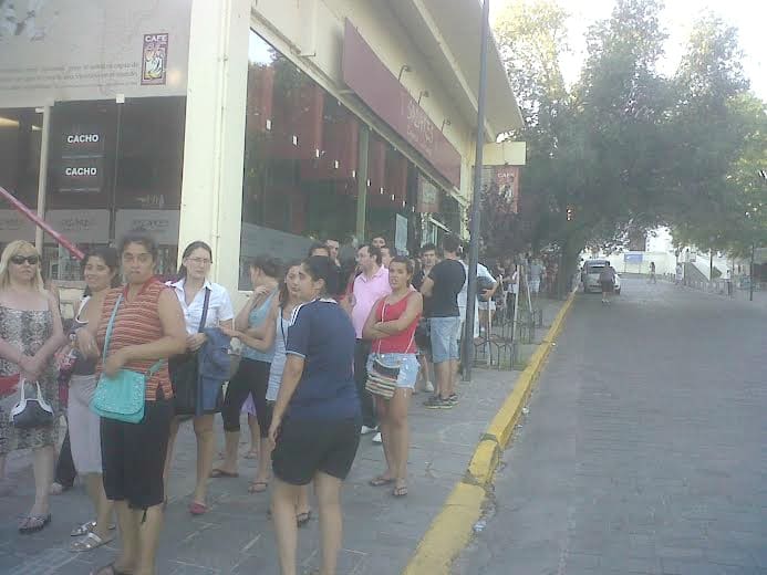 cola para entradas de colectividades AA 1 - Diario Resumen de la región