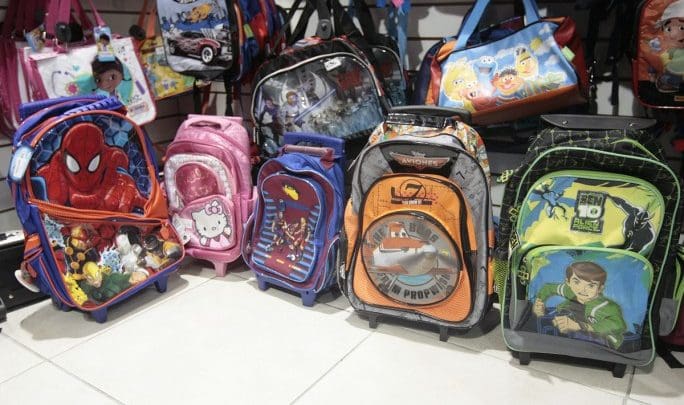 vidrieras mochilas 1 - Diario Resumen de la región