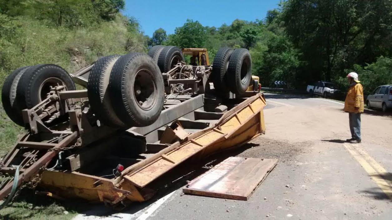 CAMION VOLCADO 1 - Diario Resumen de la región