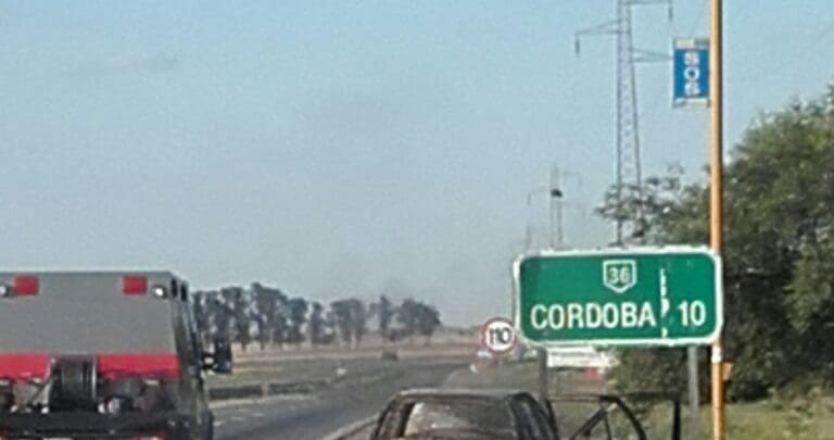 AUTO QUEMADO 1 - Diario Resumen de la región