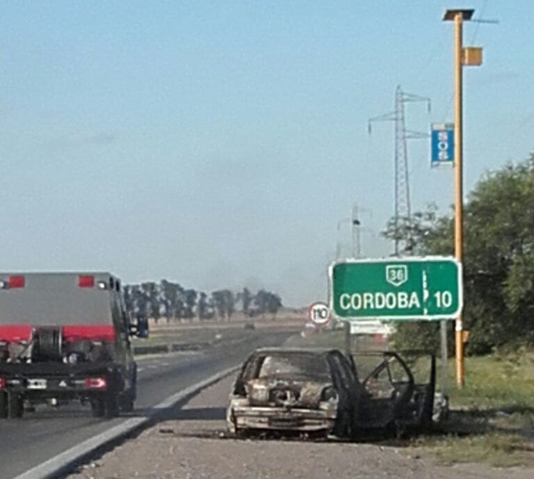 AUTO QUEMADO 1 - Diario Resumen de la región