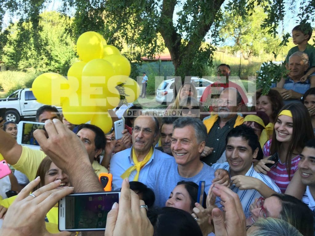 Macri saludando 1 - Diario Resumen de la región