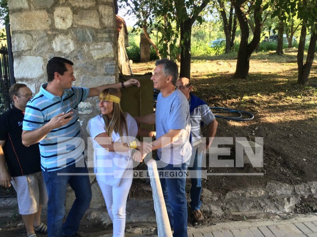 Macri saludando cuatro copia 1 - Diario Resumen de la región