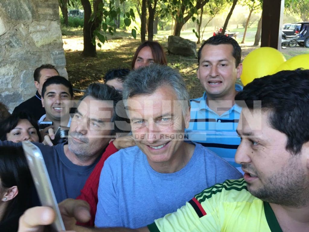 Macri saludando dos copia 1 - Diario Resumen de la región