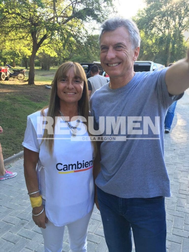 Macri saludando tres copia 1 - Diario Resumen de la región
