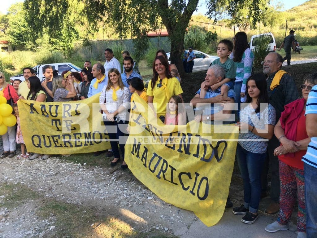 Macri saludando uno 1 - Diario Resumen de la región