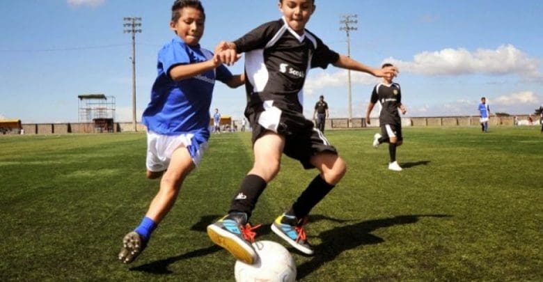 Niños jugando al fútbol 1 - Diario Resumen de la región