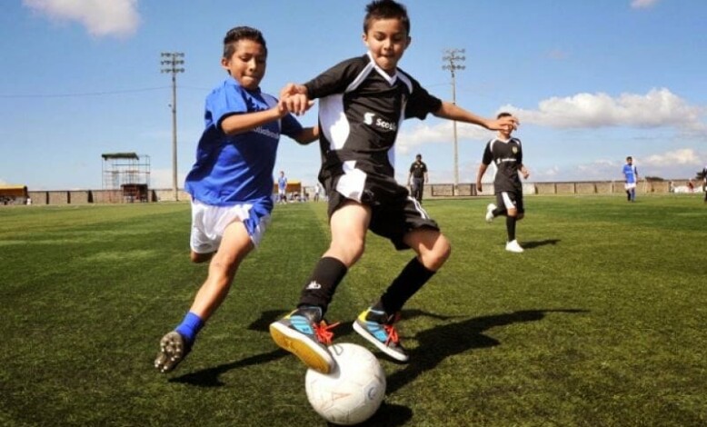 Niños jugando al fútbol 1 - Diario Resumen de la región