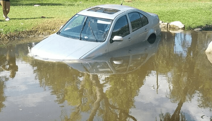 AUTO EN EL ARROYO 1 - Diario Resumen de la región
