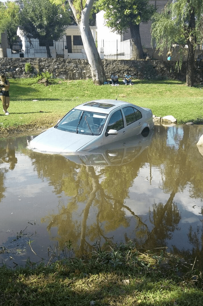 AUTO EN EL ARROYO 1 - Diario Resumen de la región