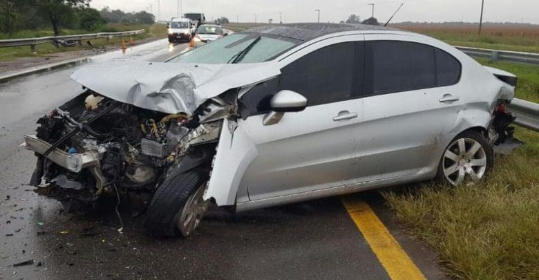 Auto chocado 1 - Diario Resumen de la región