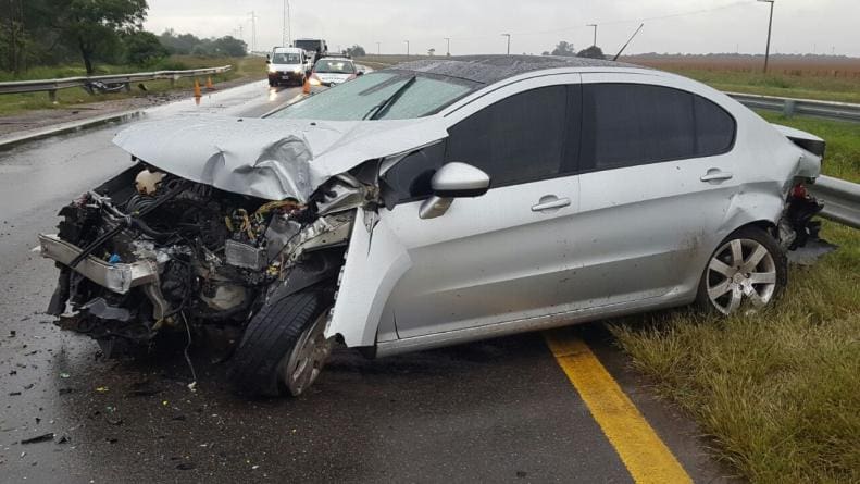 Auto chocado 1 - Diario Resumen de la región