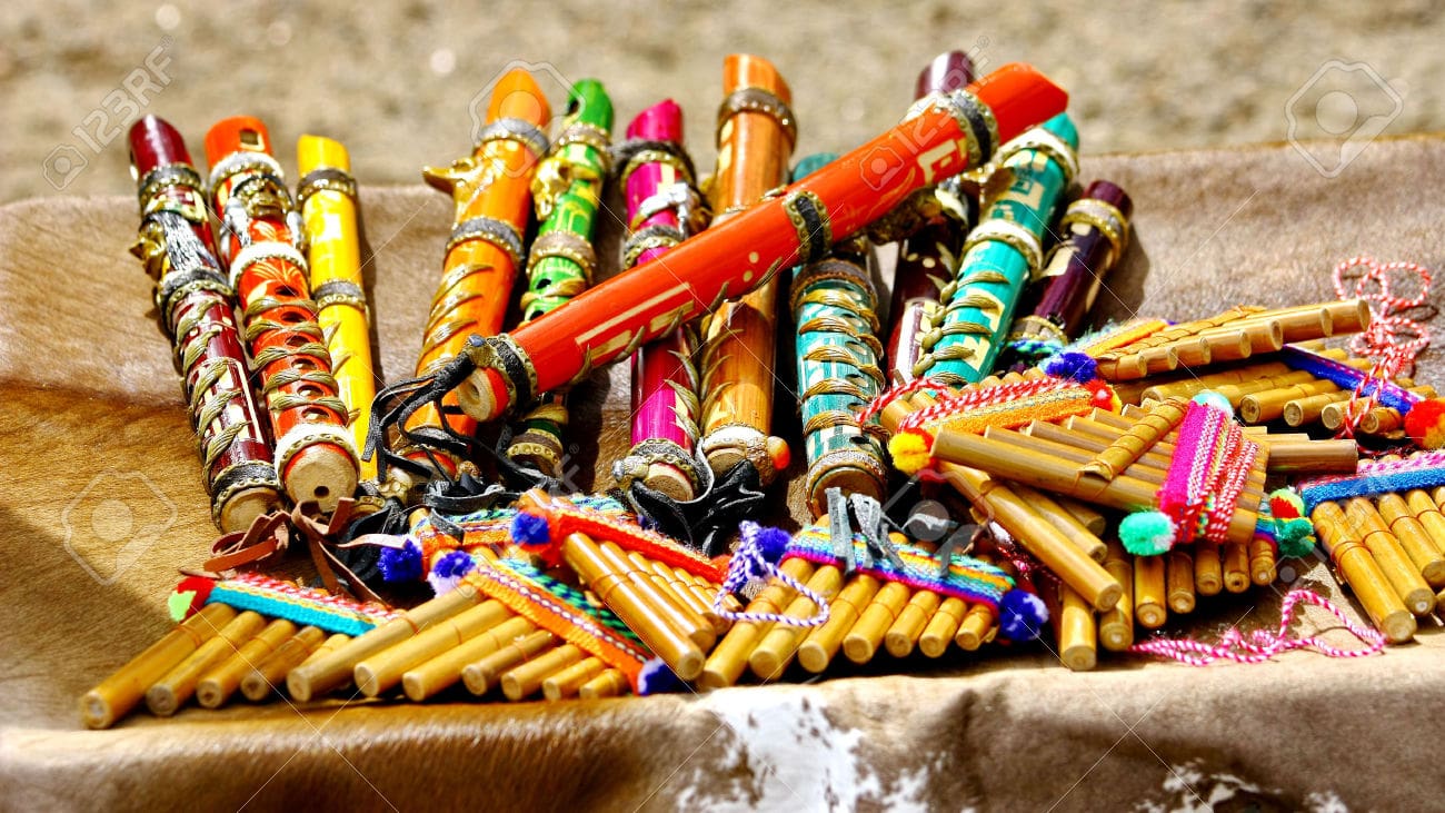 23285486 Nativo americano colorido flautas andinas en el mercado de productos tradicionales artesanos Foto de archivo - Diario Resumen de la región