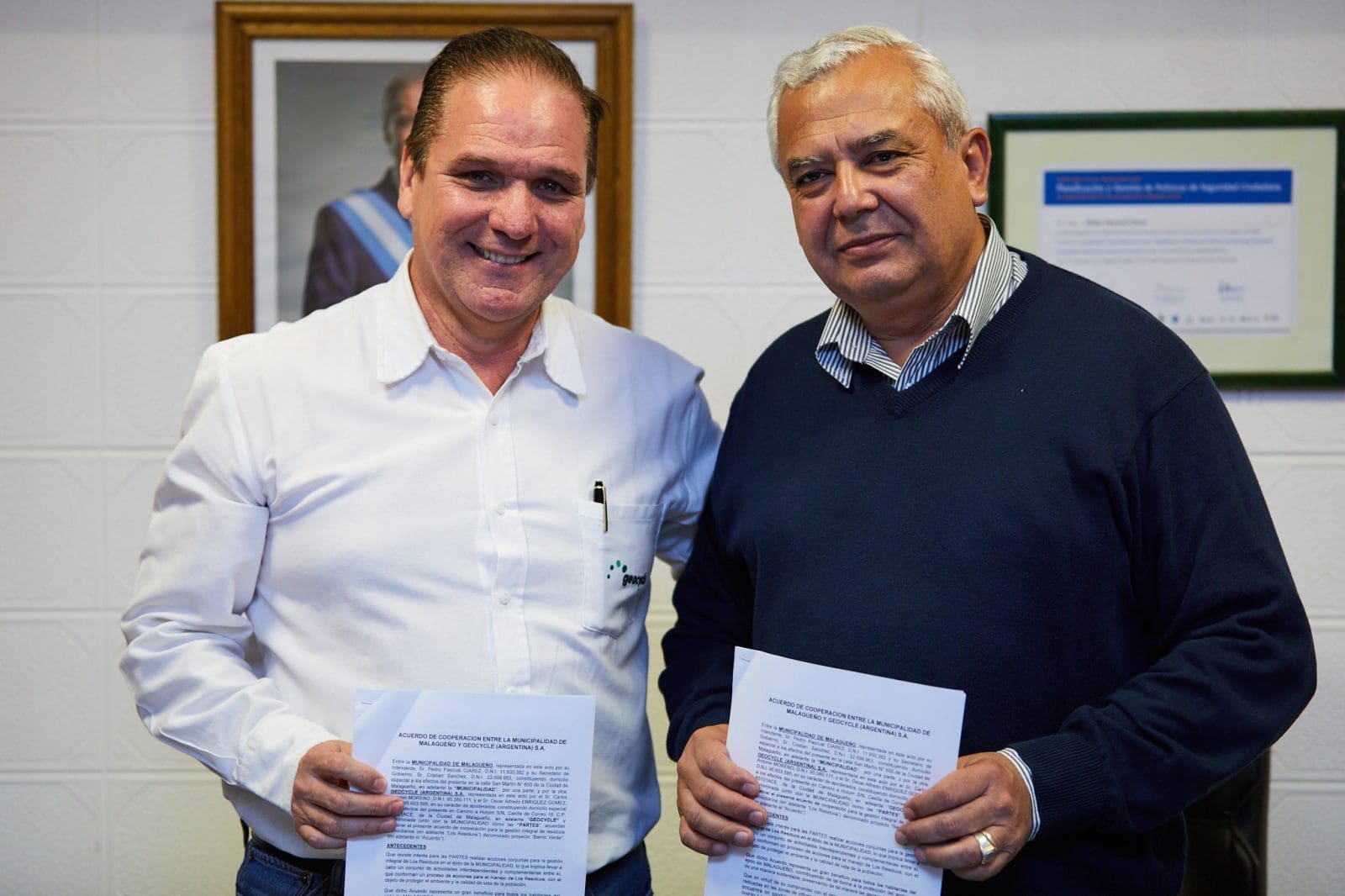 Oscar Enriquez Gerente Geocycle Argentina y Pedro Ciarez Intendente Malagueño - Diario Resumen de la región