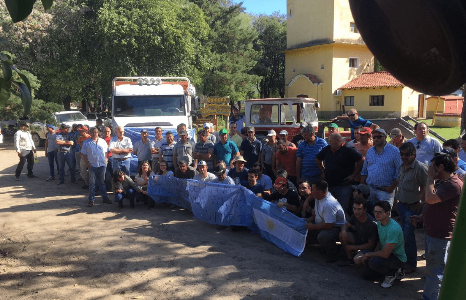 Protesta de los productores agropecuarios Dique Chico - Diario Resumen de la región