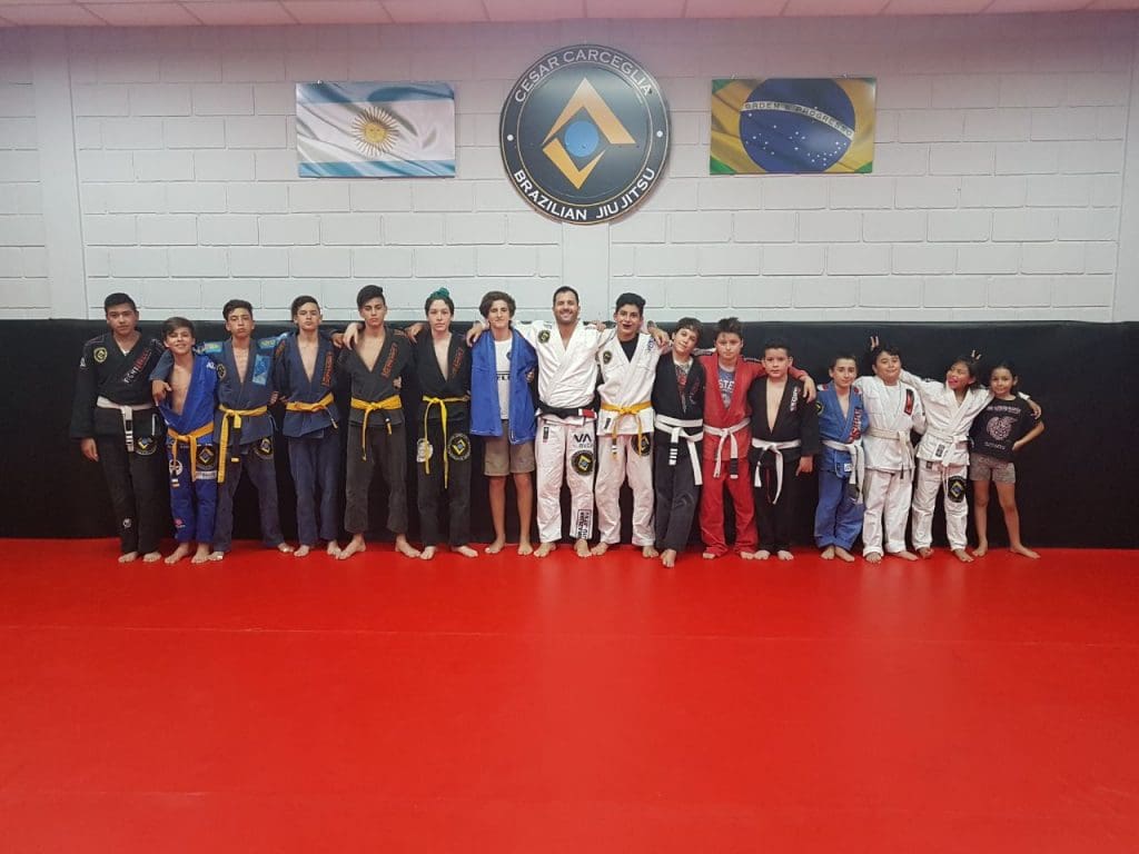 Lucas Sabbadin junto a sus alumnos - Diario Resumen de la región