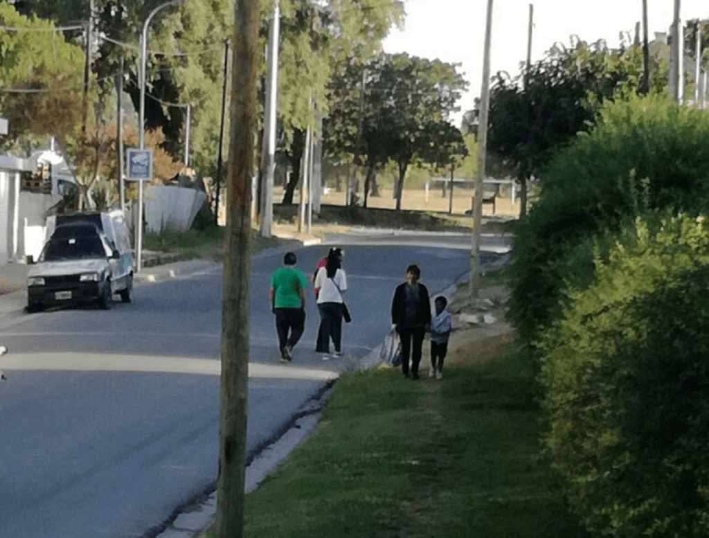Gente recorriendo el barrio A - Diario Resumen de la región