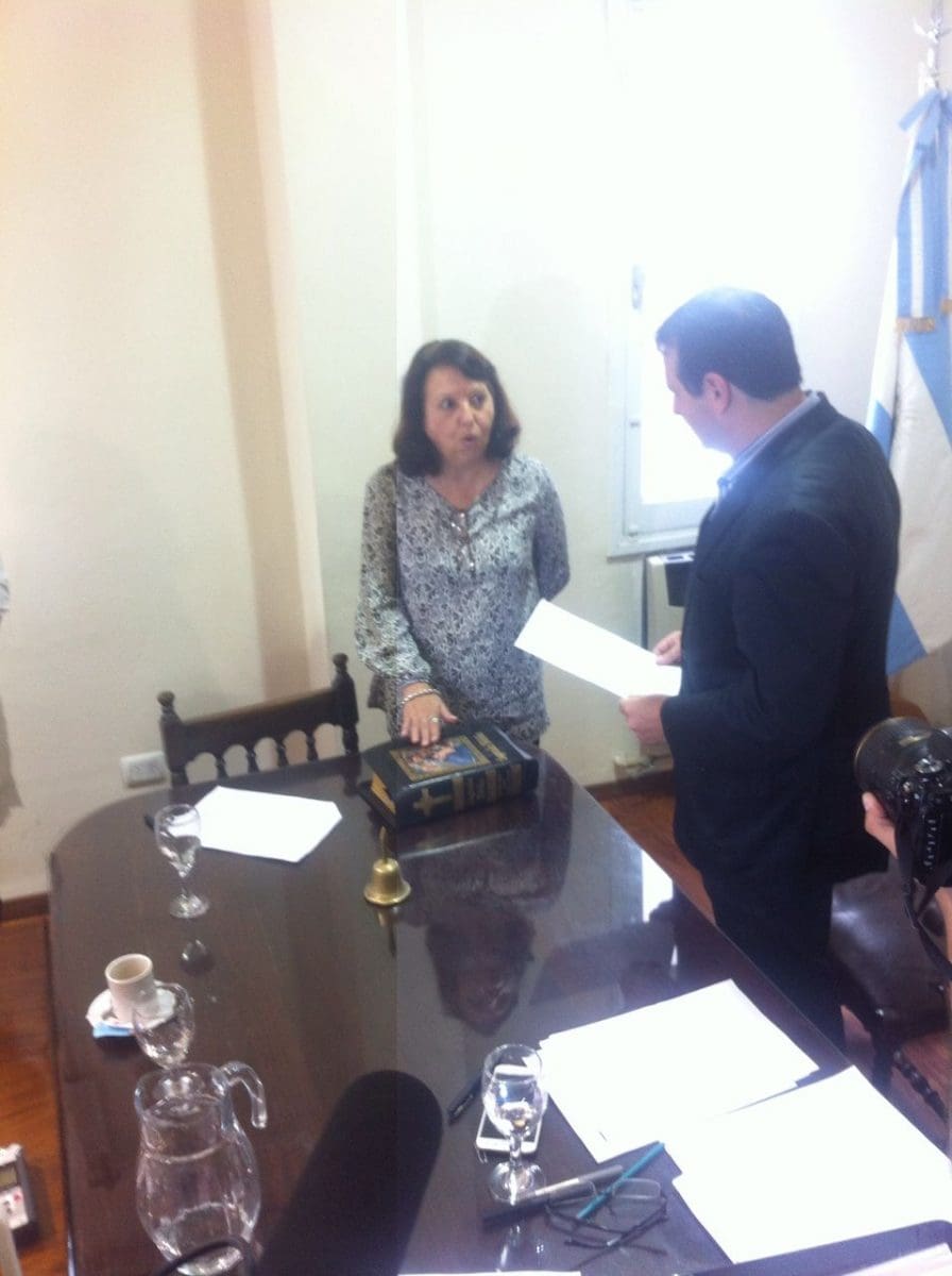 Cristina Roca jurando - Diario Resumen de la región